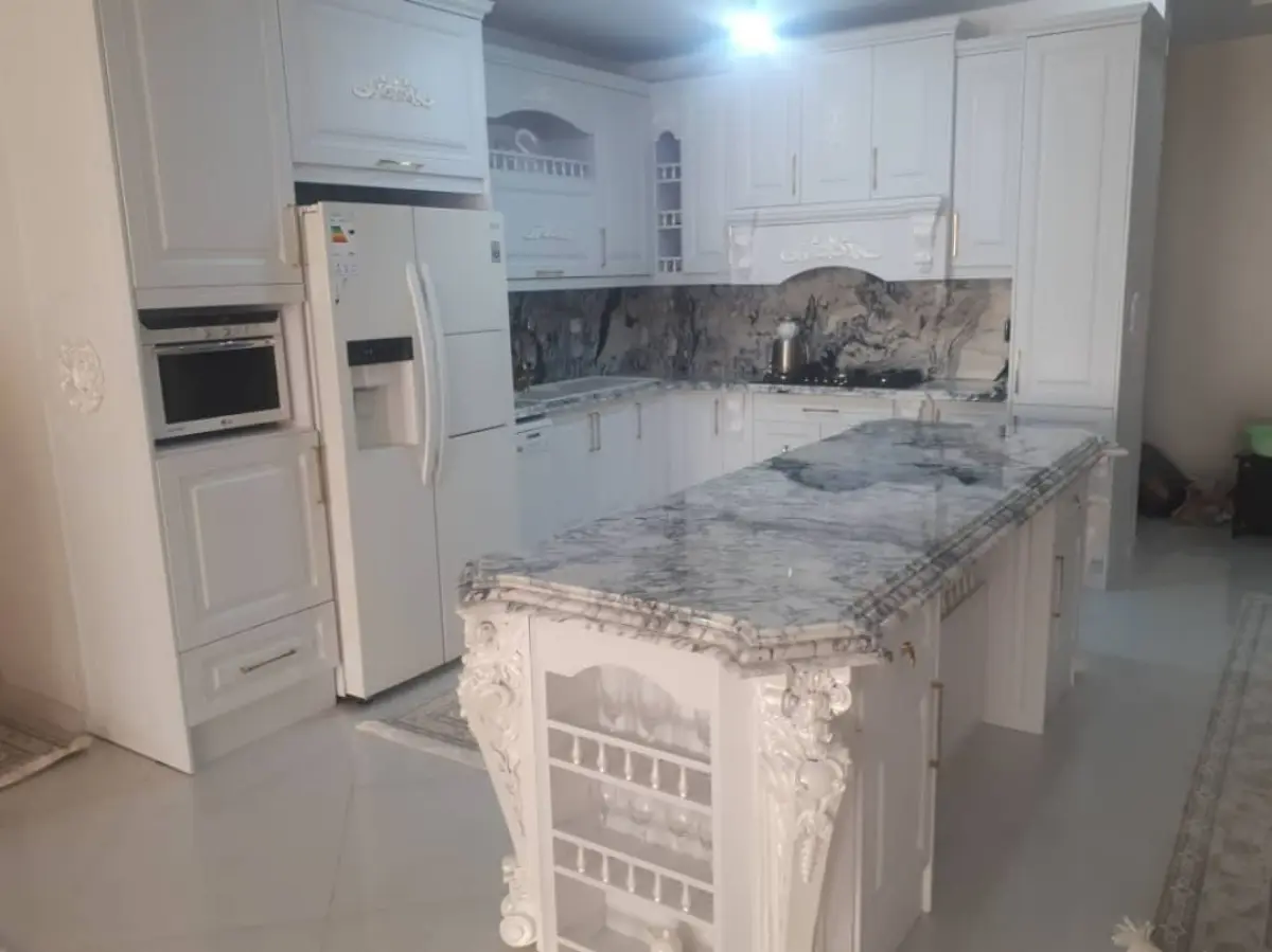 کابینت و جزیره ممبران کلاسیک سفید با صفحه کابینت سفید طوسی سنگی