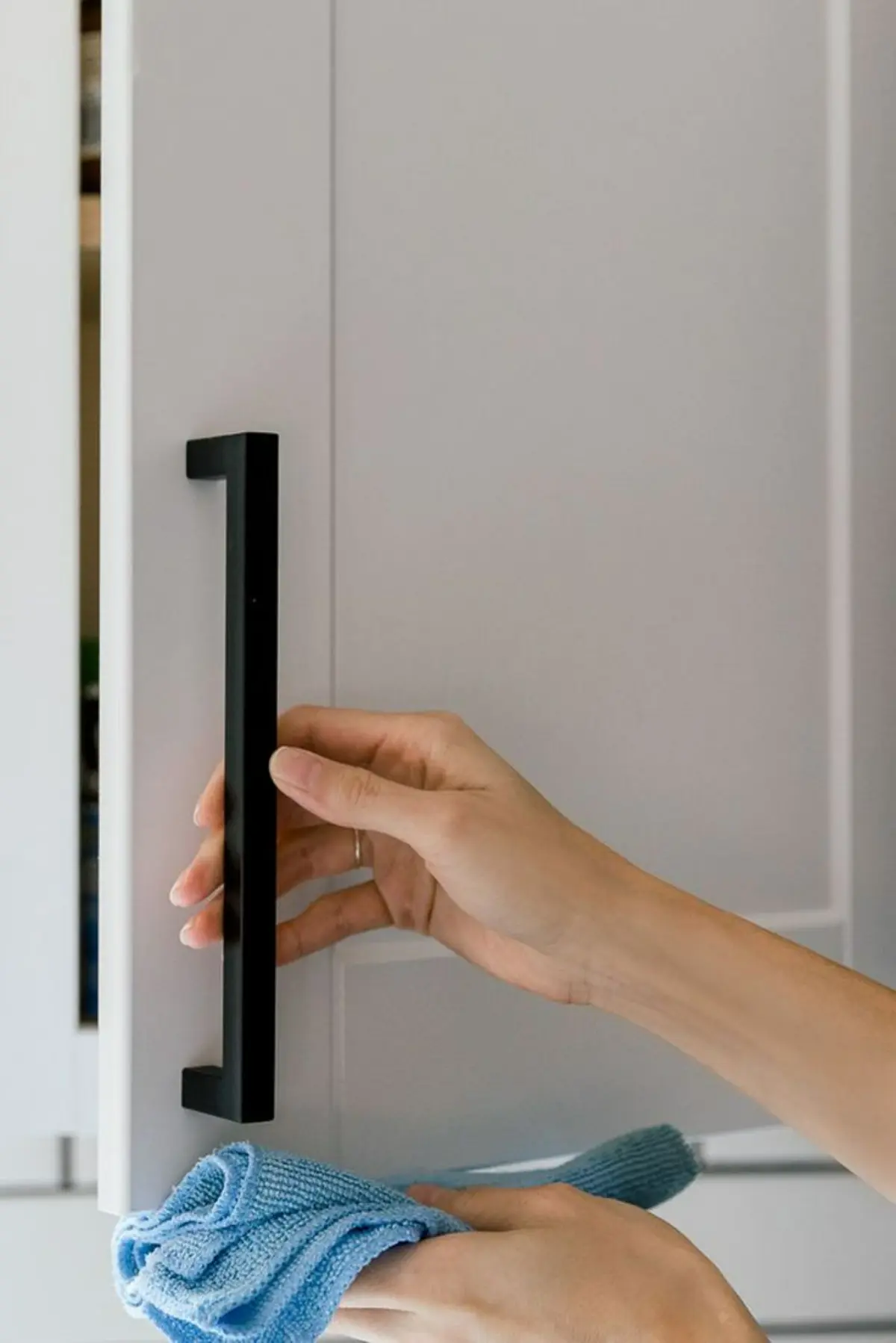 تمیز کردن کابینت نئوکلاسیک سفید با دستگیره خطی مشکی