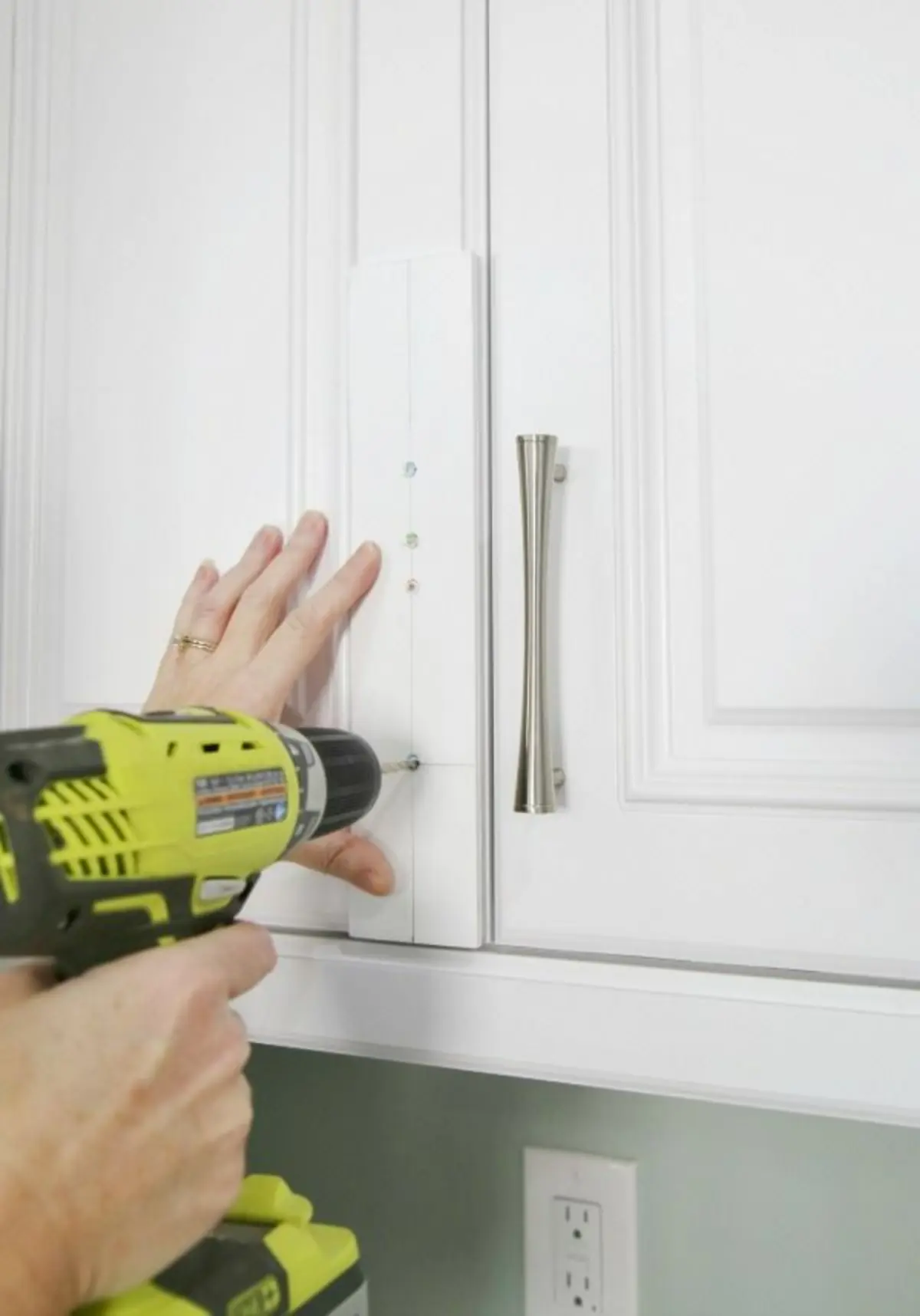 نصب دستگیره استیل خطی برای کابینت نئوکلاسیک سفید