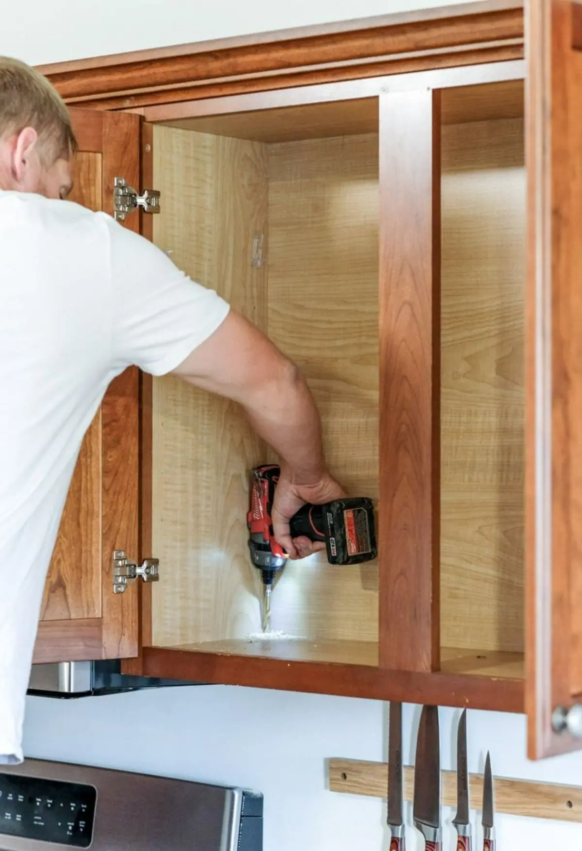 نصب کابینت چوبی قهوه‌ای