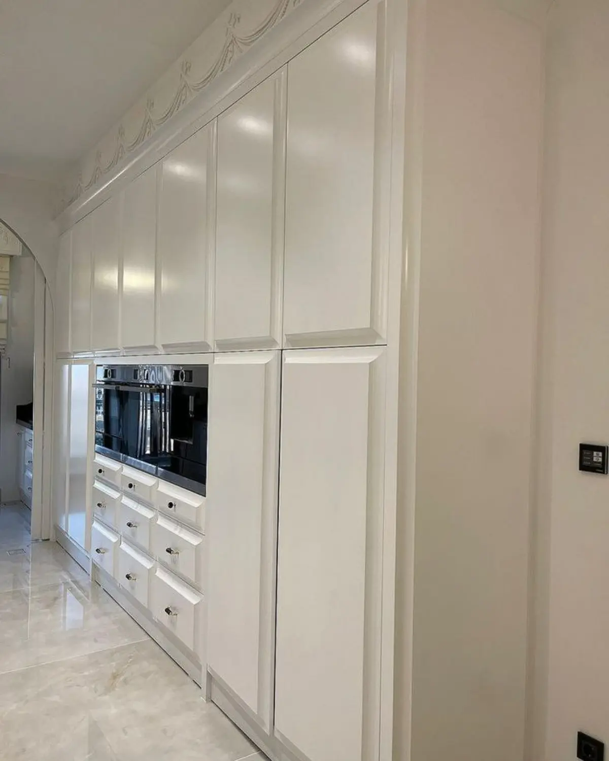 کابینت نئوکلاسیک سفید انزو بدون دستگیره