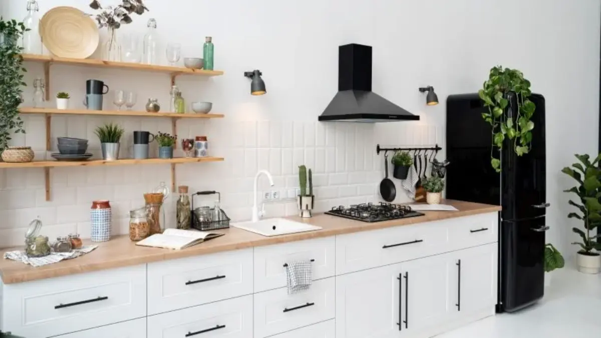 کابینت نئوکلاسیک سفید با صفحه کابینت و شلف چوبی