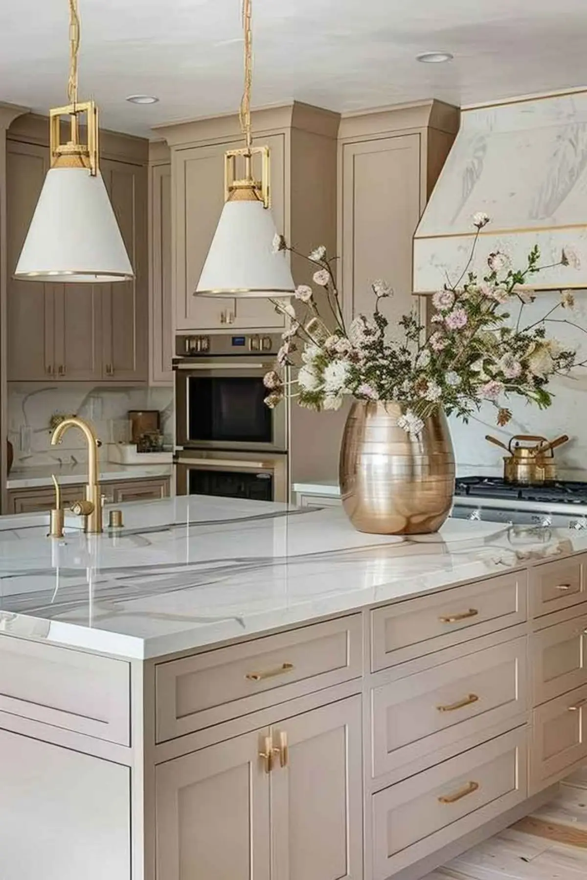کابینت و جزیره نئوکلاسیک کرم با صفحه کابینت سنگی