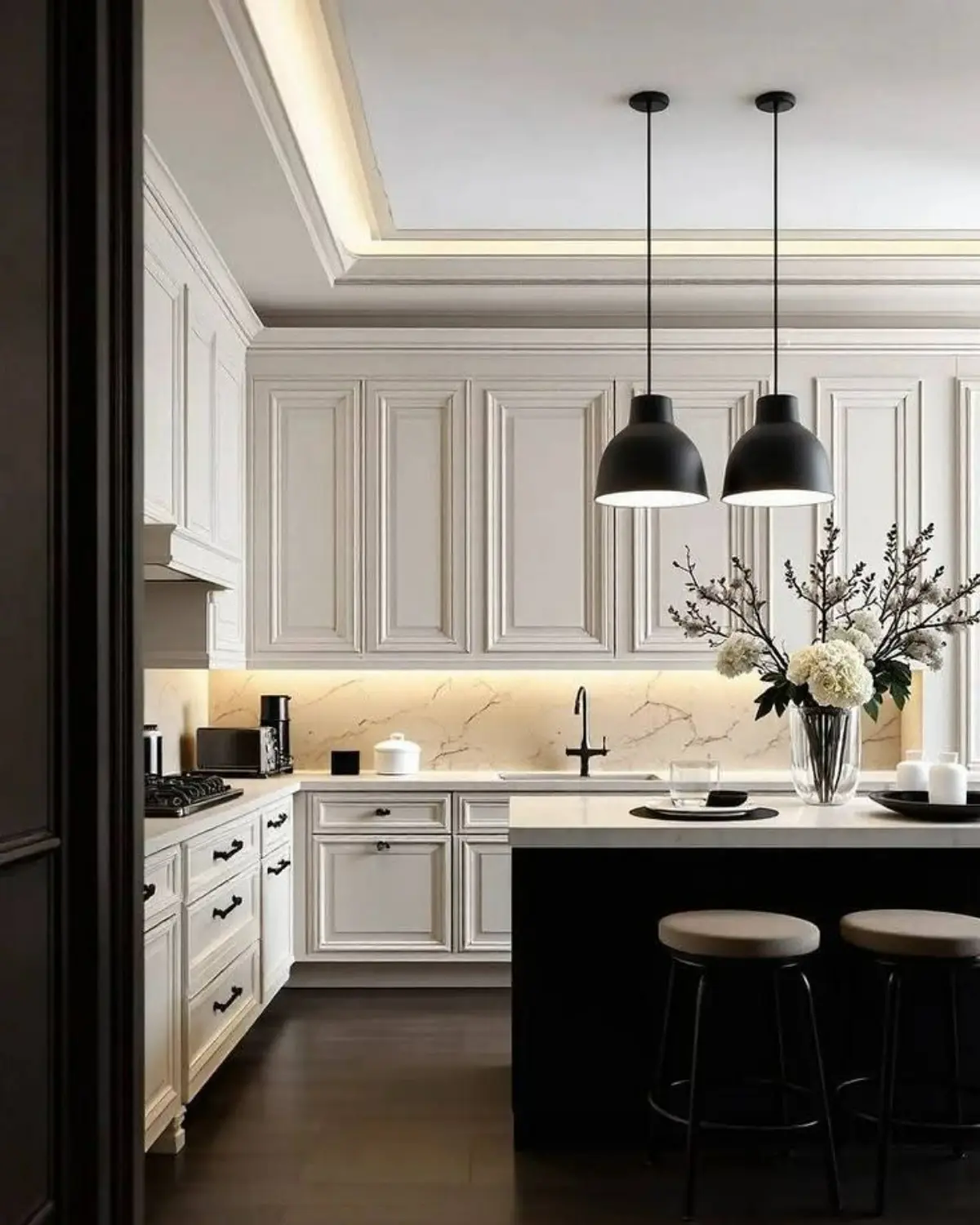 کابینت نئوکلاسیک سفید مشکی با جزیره