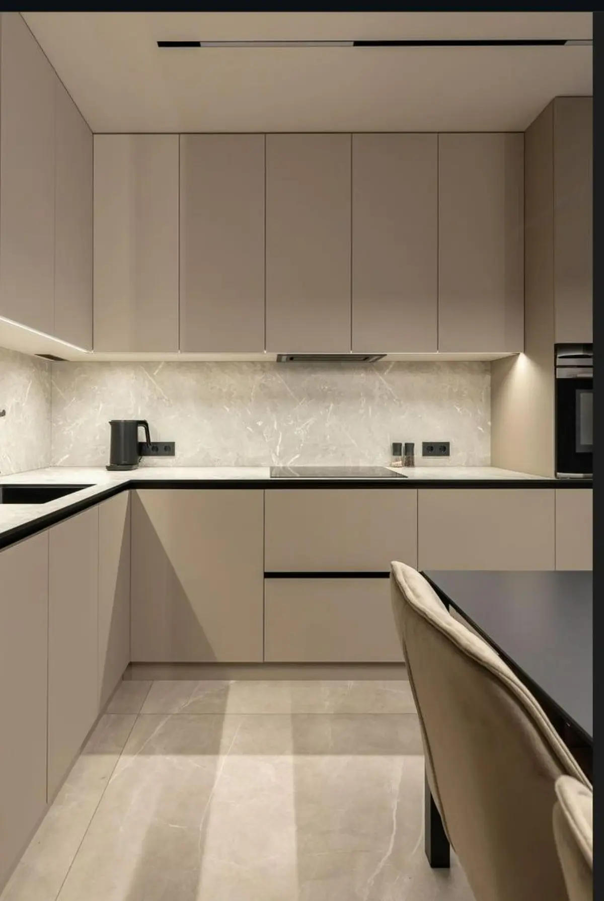 کابینت مینیمال یدون دستگیره کرم با صفحه کابینت سفید