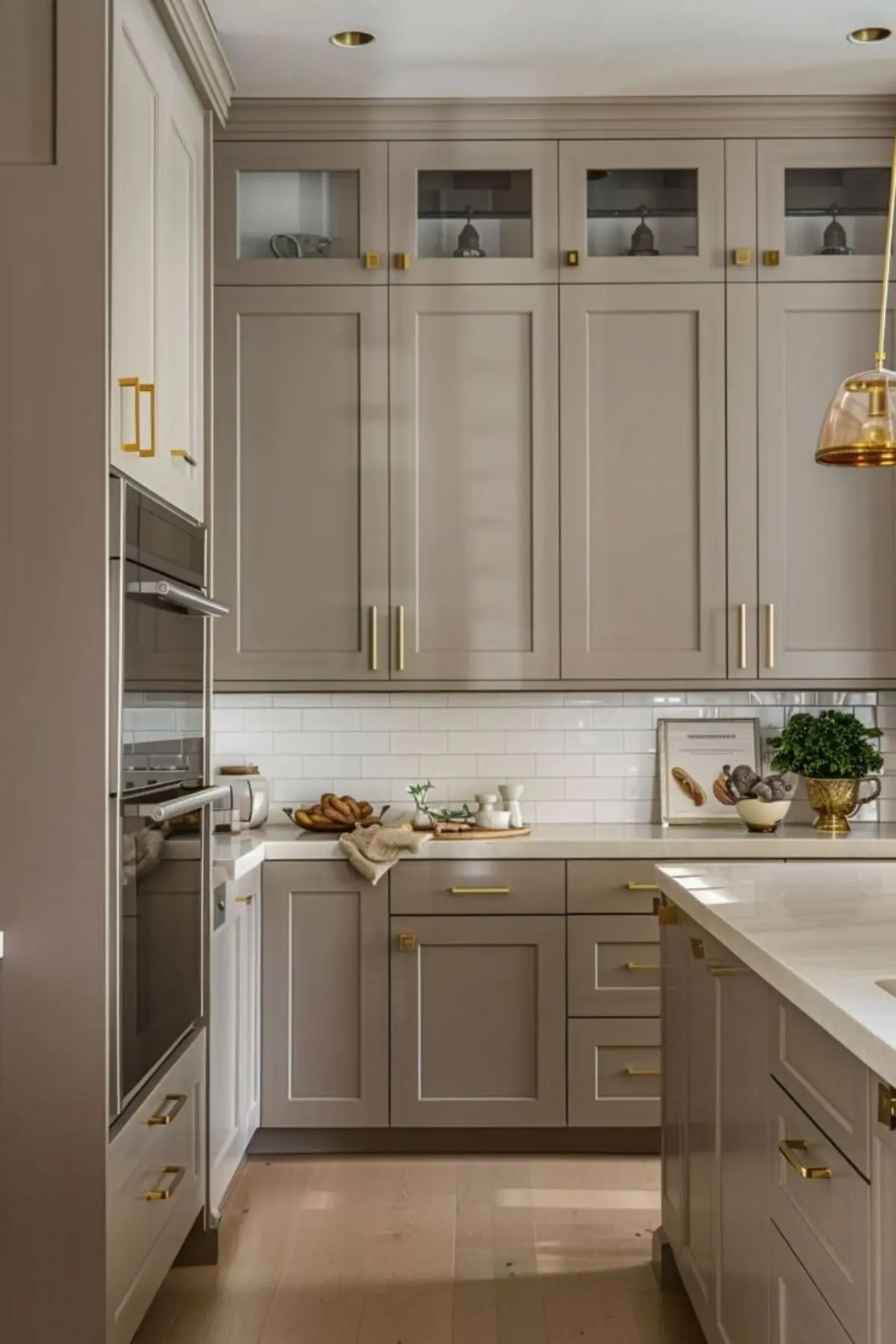کابینت نئوکلاسیک بژ با دستگیره خطی