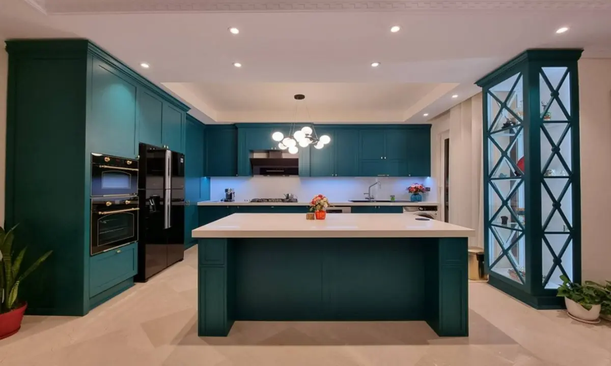 کابینت و جزیره پلی اورتان نئوکلاسیک سبز با درب ویترینی