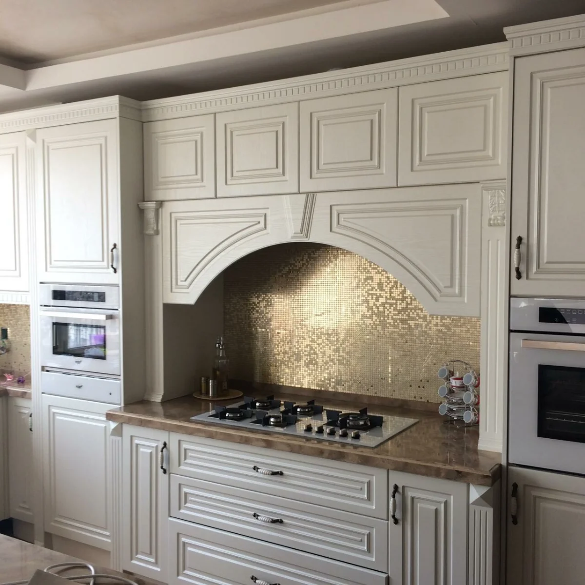 کابینت کلاسیک سفید با بین کابیتی طلایی و دستگیره های کلاسیک