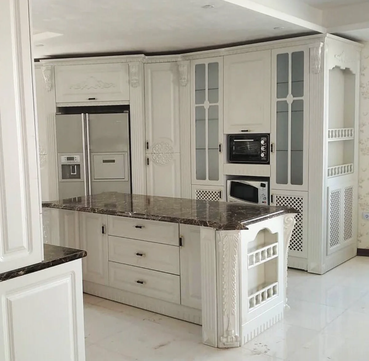 کابینت و جزیره کلاسیک سفید ممبران با دستگیره های مشکی و سنگ مرمر قهوه ای