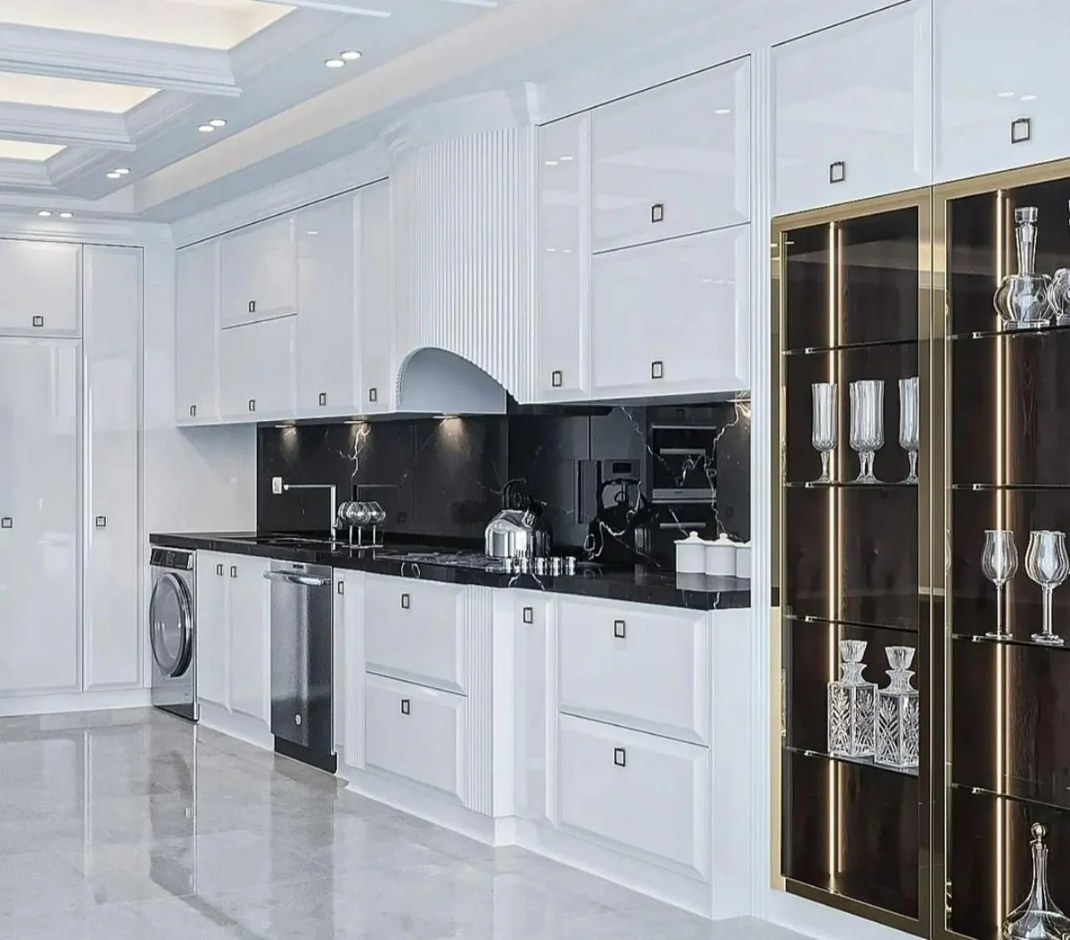 کابینت انزوی سفید با درب ویترینی با دستگیره مربعی