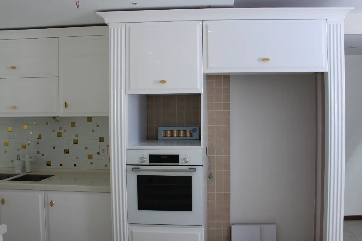 کابینت انزوی پولیشی با دستگیره طلایی