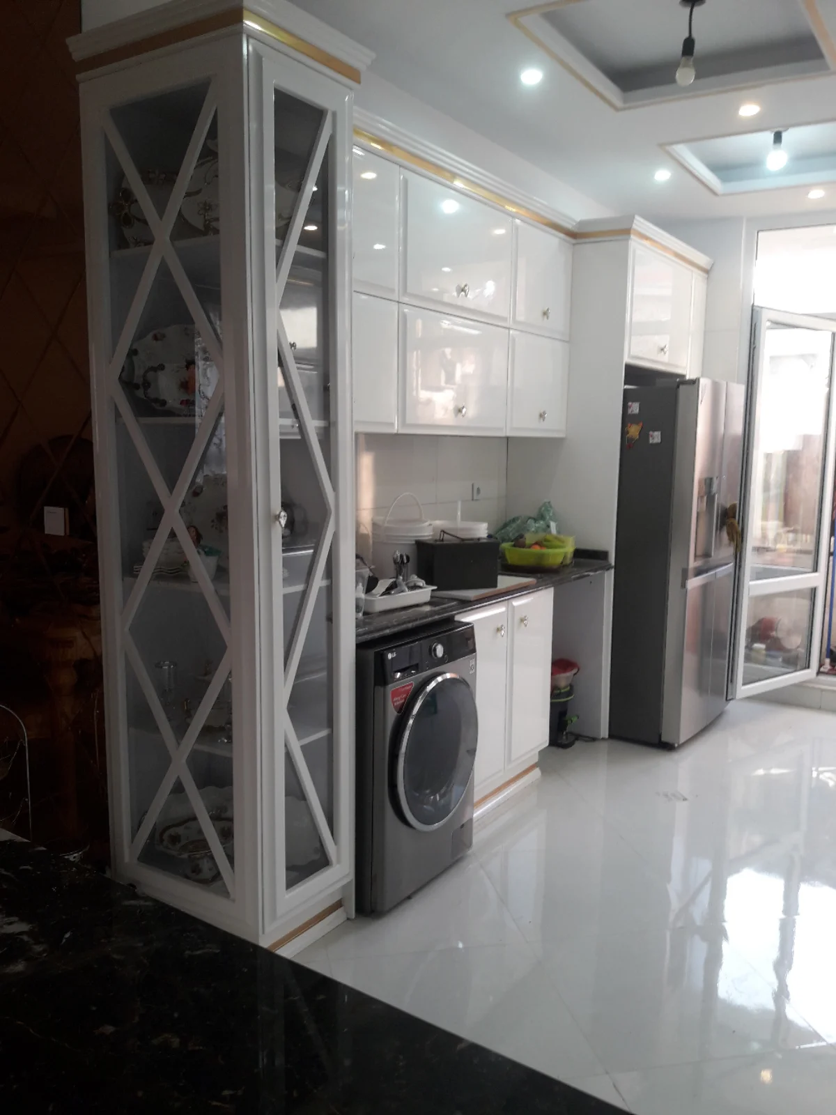 کابینت انزو با درب ویترینی سفید با دستگیره الماسی