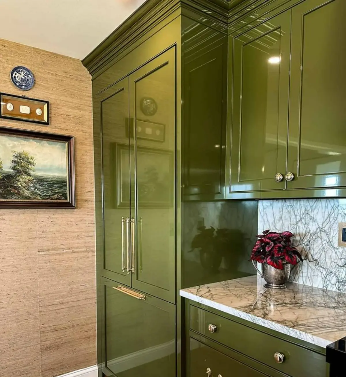 کابینت نئوکلاسیک براق سبز با دستگیره طلایی