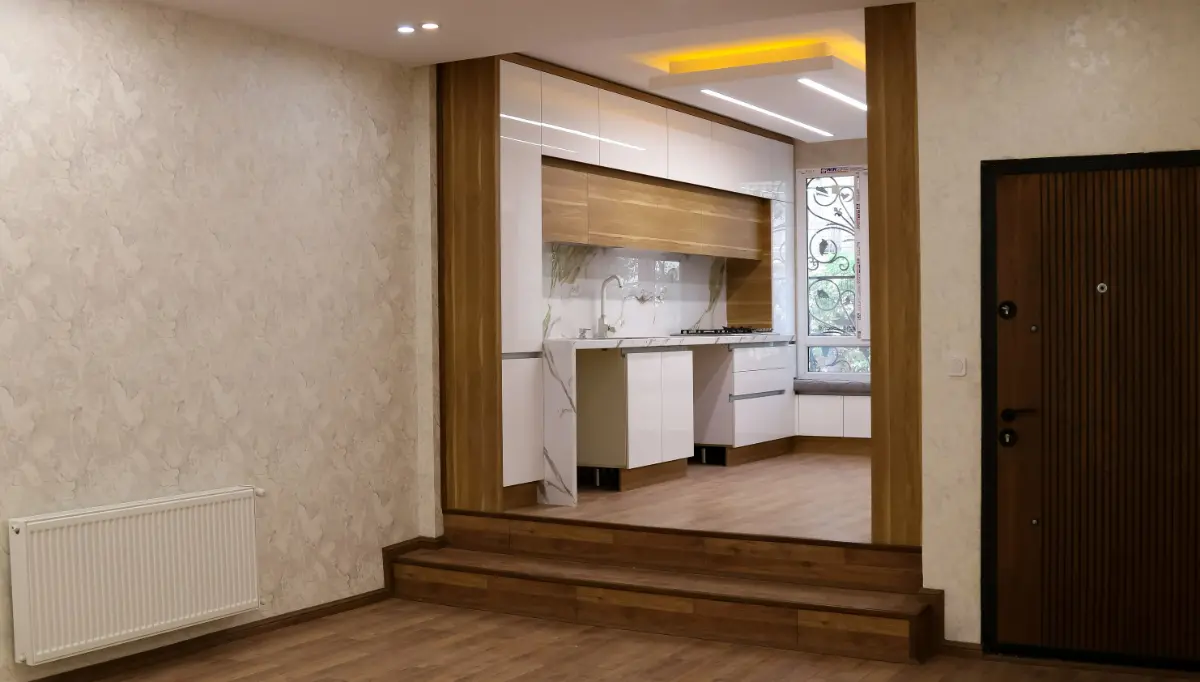 تاج کابینت به طرح و رنگ چون با کابینت سفید و قهوه ایی و پارکت چوبی