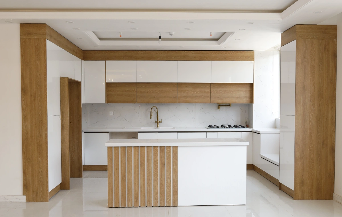 تاج چوبی و طرح چوب و سفید کابینت هایگلاس