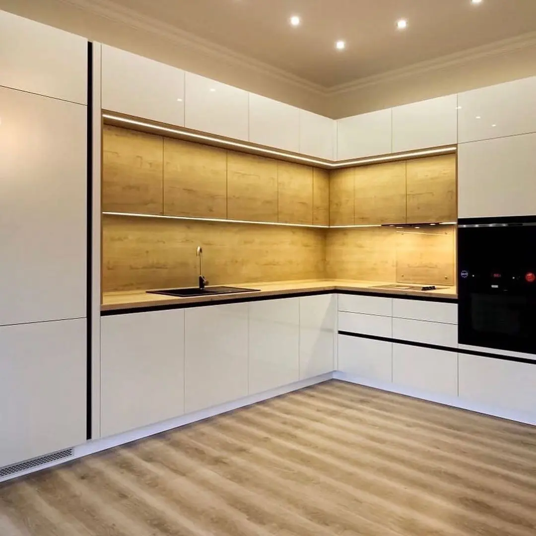 تاج نورپردازی شده در کابینت هایگلاس سفید و قهوه‌ایی