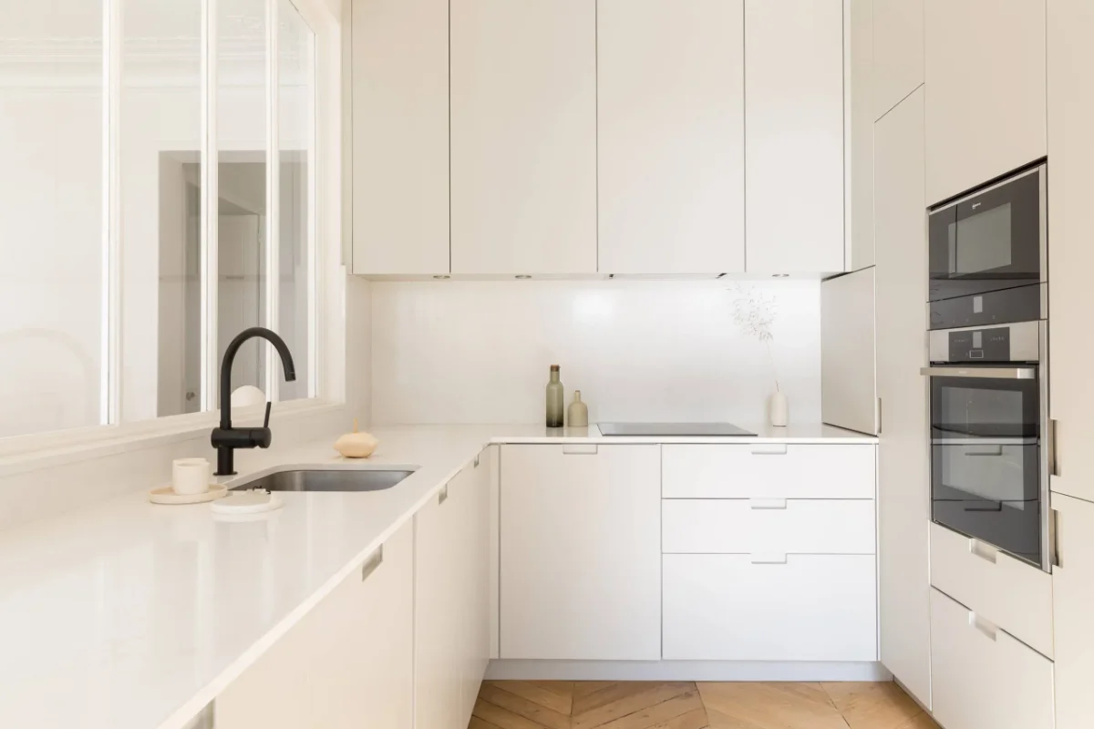 کابینت مدرن سفید بدون دستگیره با شیرآلات مشکی