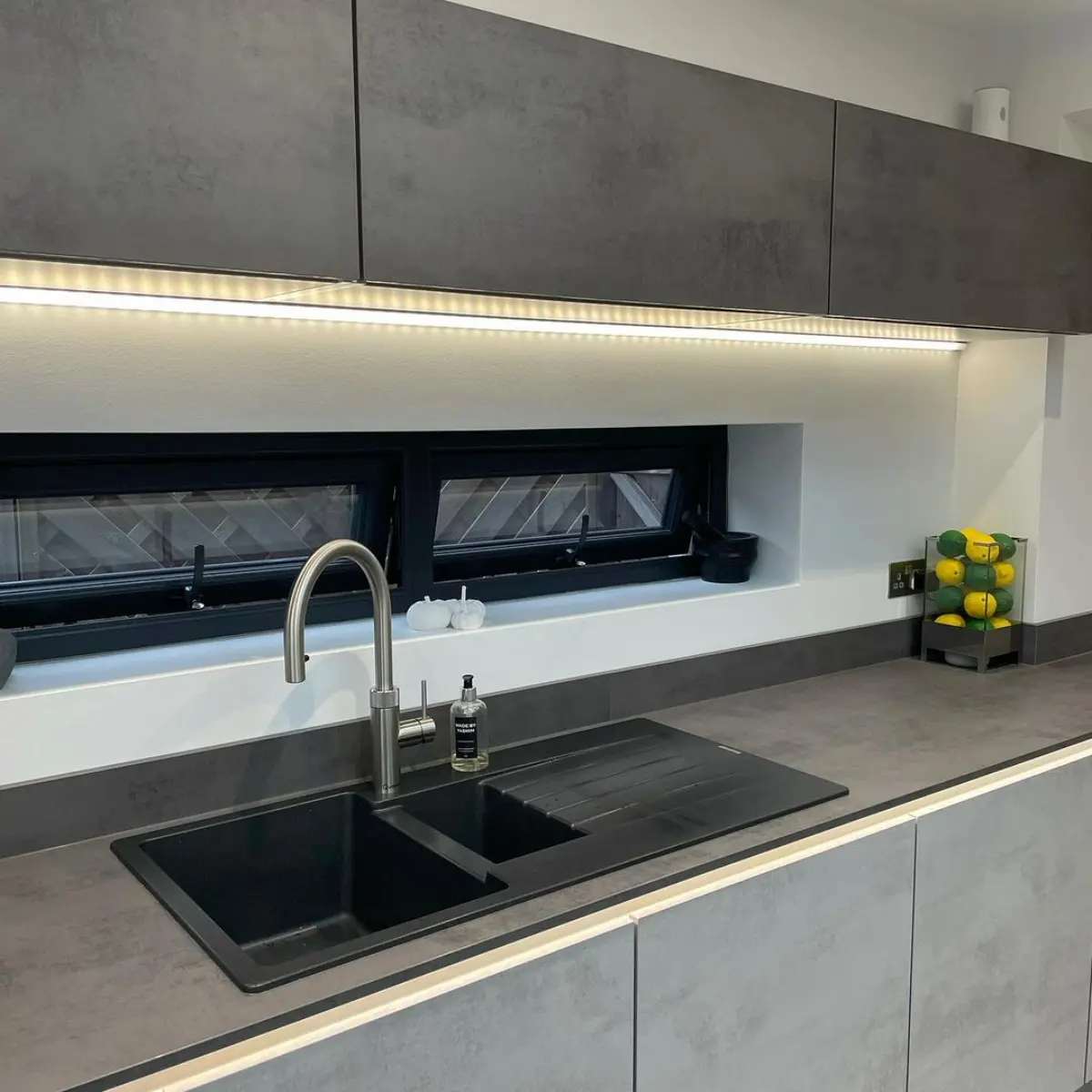 کابینت MDF طرح بتن و درب های مگنتی با نور پردازی ال ای دی