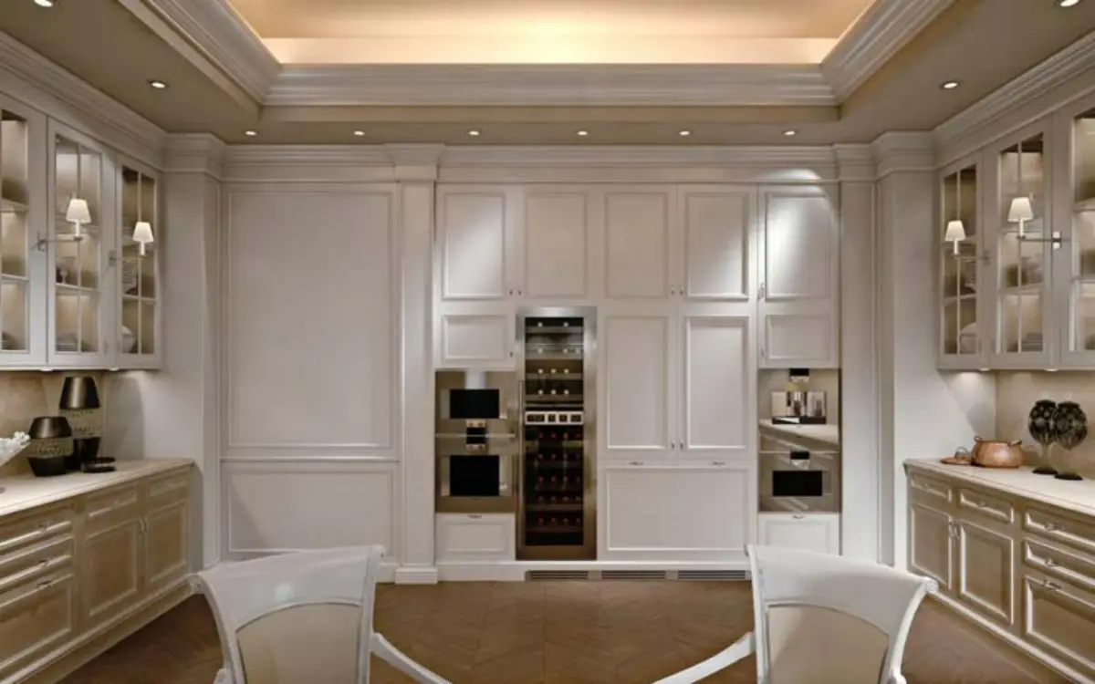 کابینت نئوکلاسیک سفید پلی اورتان با درب ویترینی