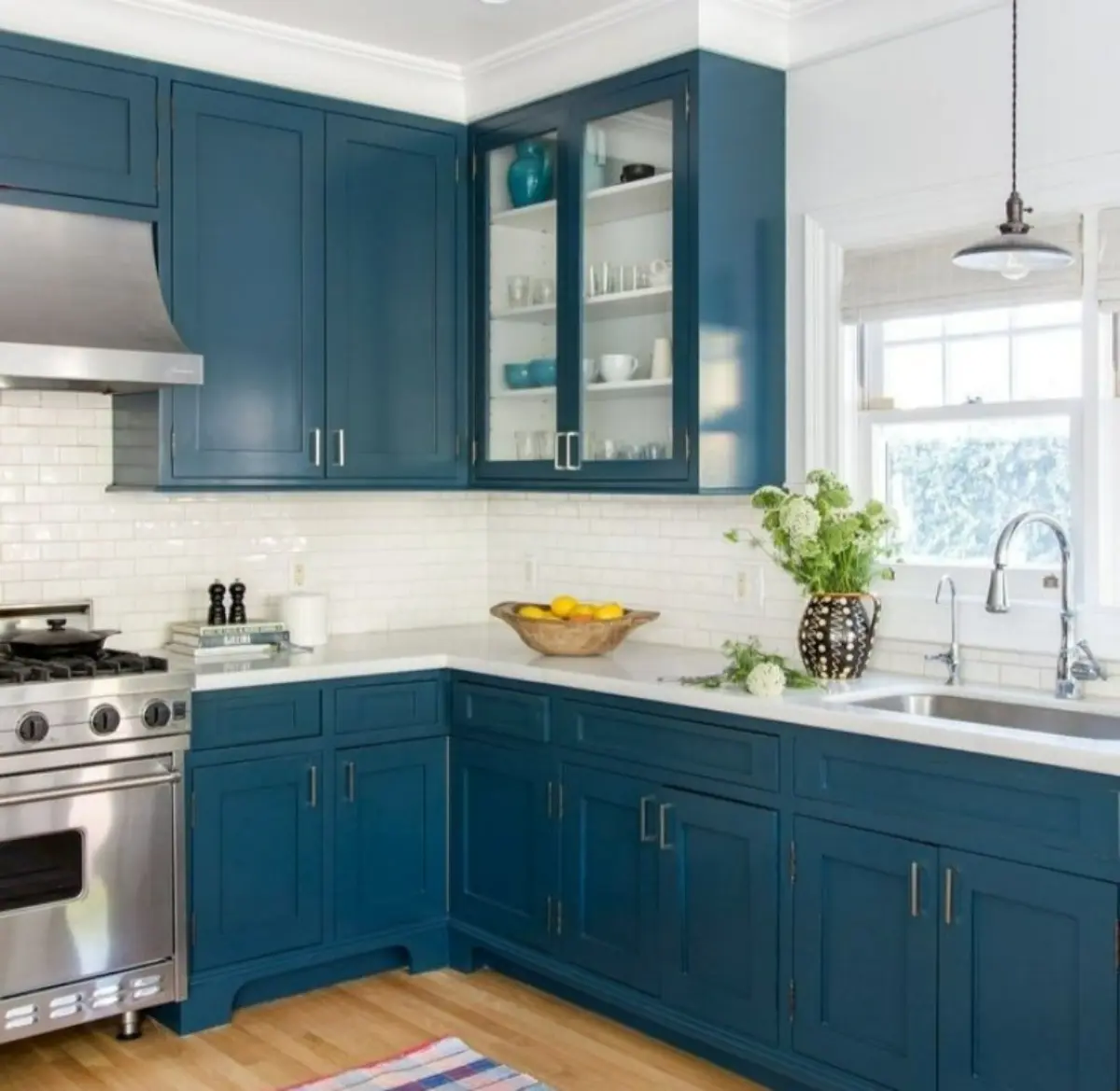 کابینت پلی اورتان نئوکلاسیک آبی با دستگیره استیل و درب ویترینی