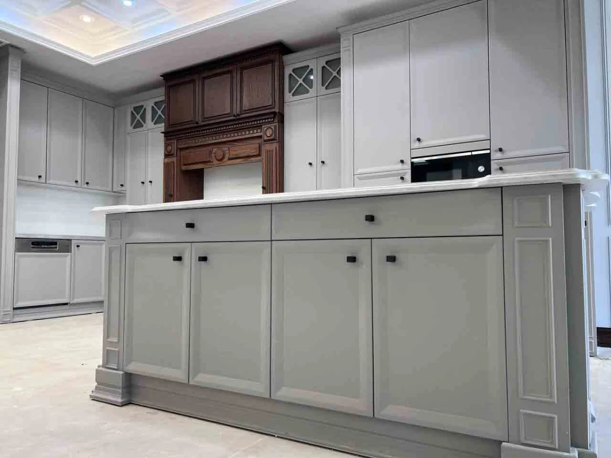 کابینت با روکش پلی‌اورتان در رنگ سفید و طوسی به سبک نئوکلاسیک