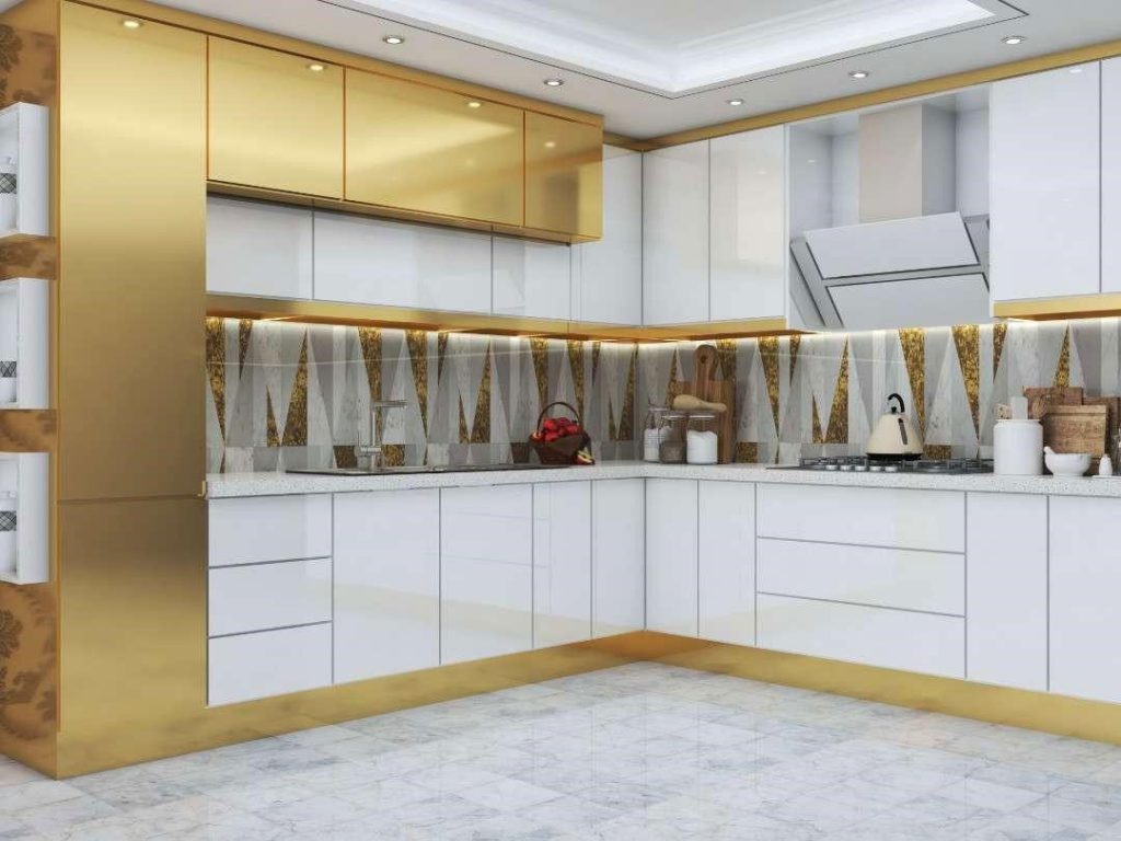 تاج طلایی و سلطنتی کابینت هایگلاس و درب های سفید با بین کابینتی سفید، طلایی و طوسی