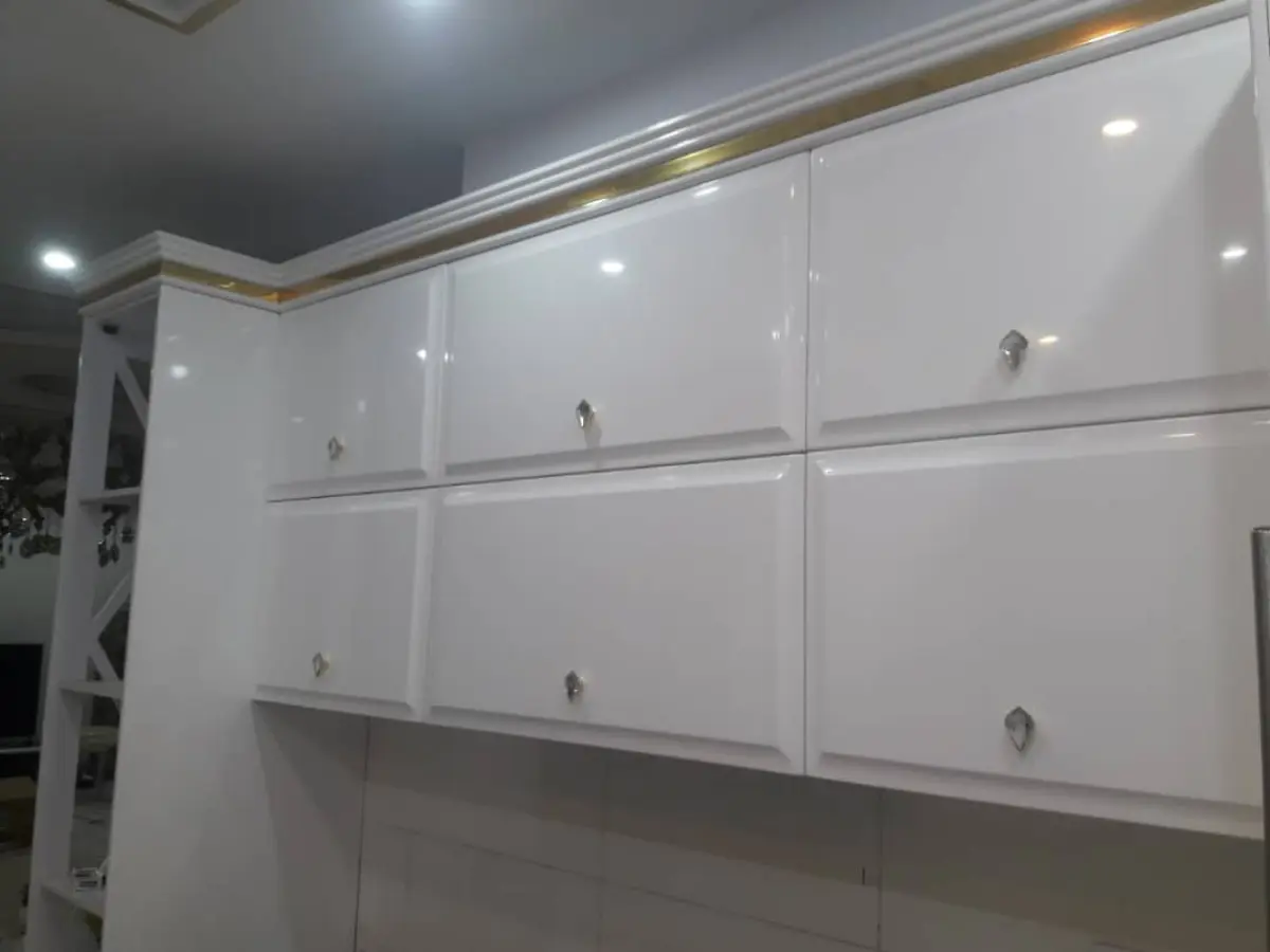 کابینت انزوی پولیشی براق با دستگیره الماسی