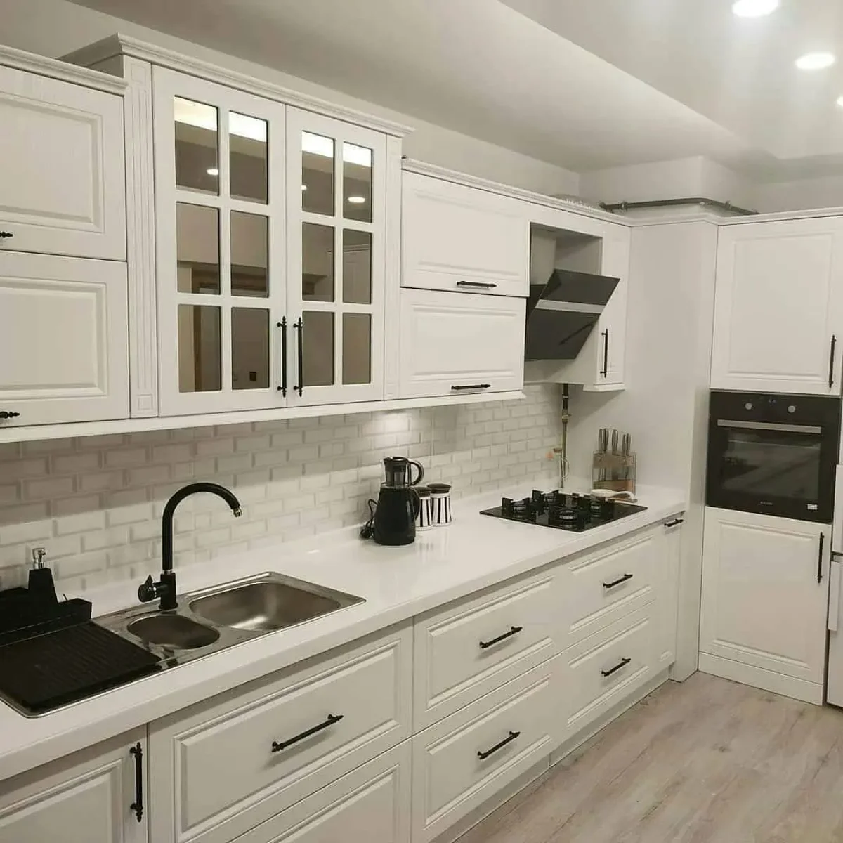 کابینت نئوکلاسیک با روکش چوب سفید و دستگیره مشکی