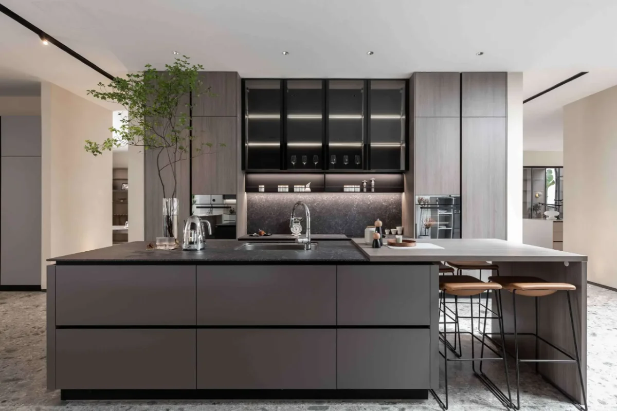 کابینت MDF روکش ملامینه طوسی با متریال مشکی و نورپردازی داخلی و ویترین