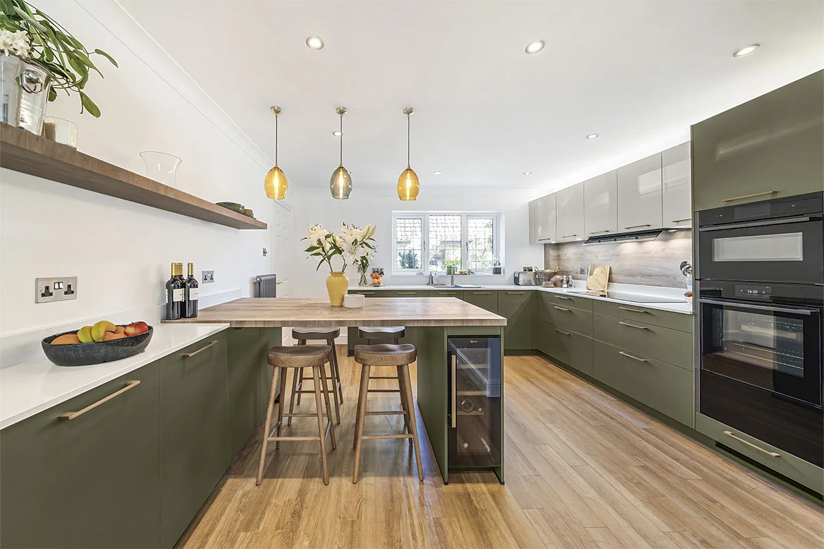 کابینت مدرن زیتونی با دستگیره برنجی و لوستر طلایی و کفپوش چوبی