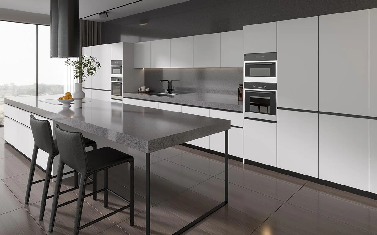 کابینت های مدرن طوسی کم رنگ ترکیب با مشکی و نورپردازی داخلی با اکسسوری های سفید و مشکی