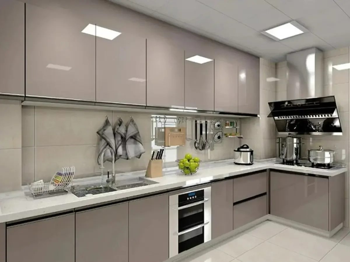 کابینت مدرن براق در ترکیب رنگ بژ و سفید