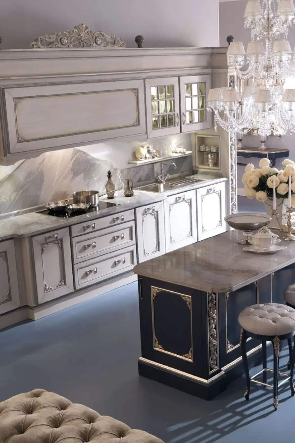 کابینت کلاسیک سفید با جزیره آبی طلایی