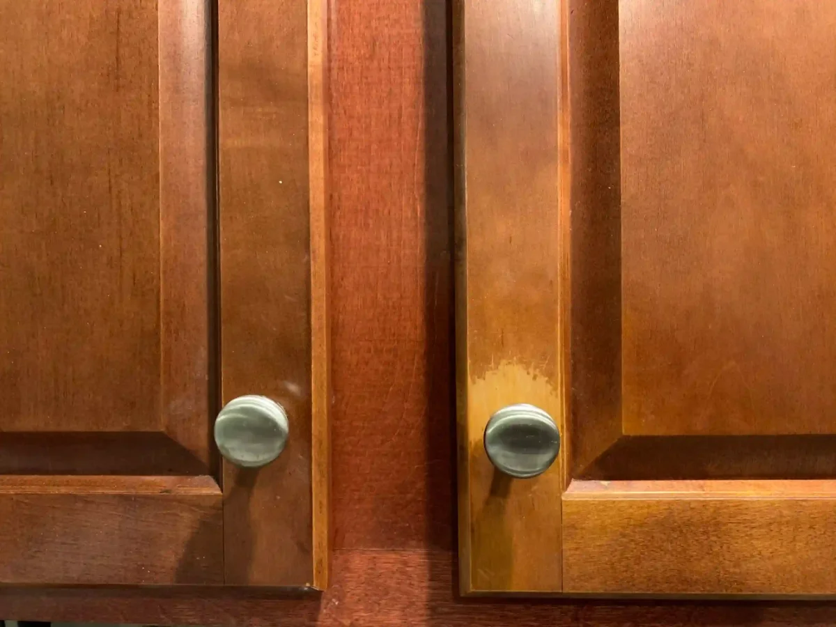 یک کابینت روکش چوبی قهوه‌ای تغییر رنگ داده
