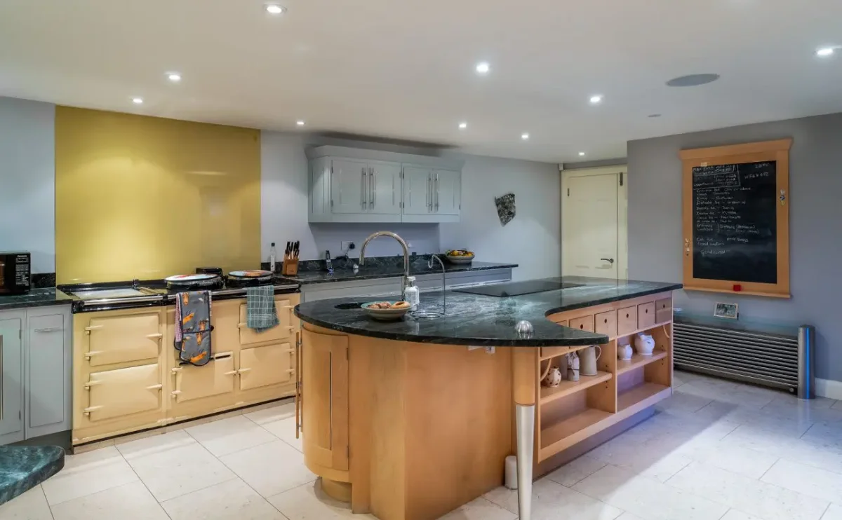 جزیره گرد و منحنی مدرن چوبی با صفحه سنگی مشکی