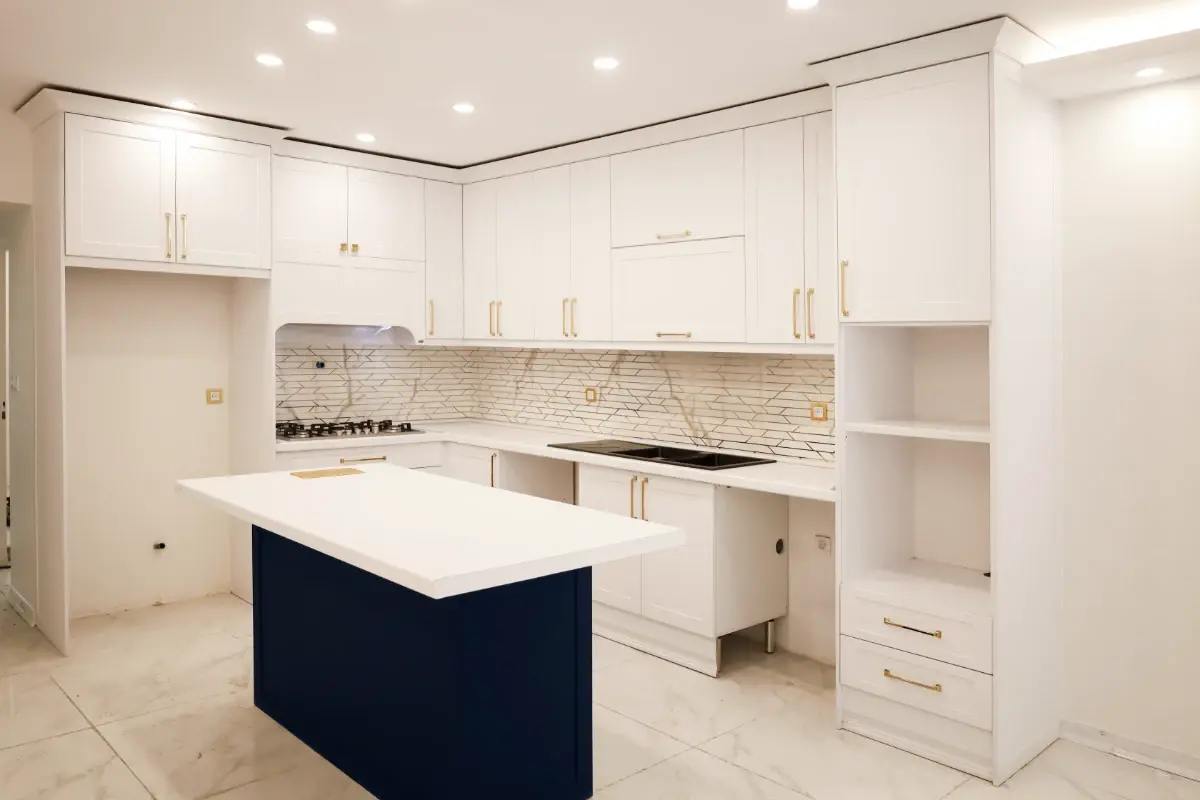 ممبران نئوکلاسیک سفید با دستگیره های ساده طلایی و جزیره سرمهای