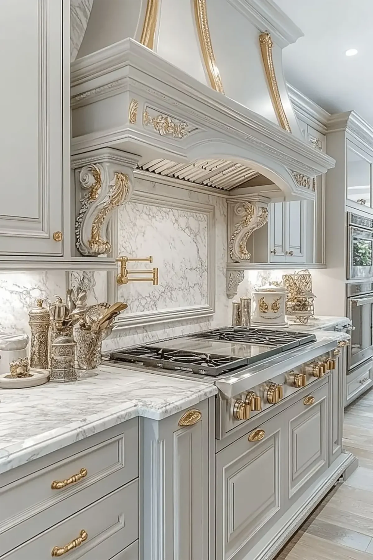 کابینت کلاسیک سفید و منبت کاری های طلایی با دستگیره های طلایی کلاسیک و صفحه کار سنگی مرمر