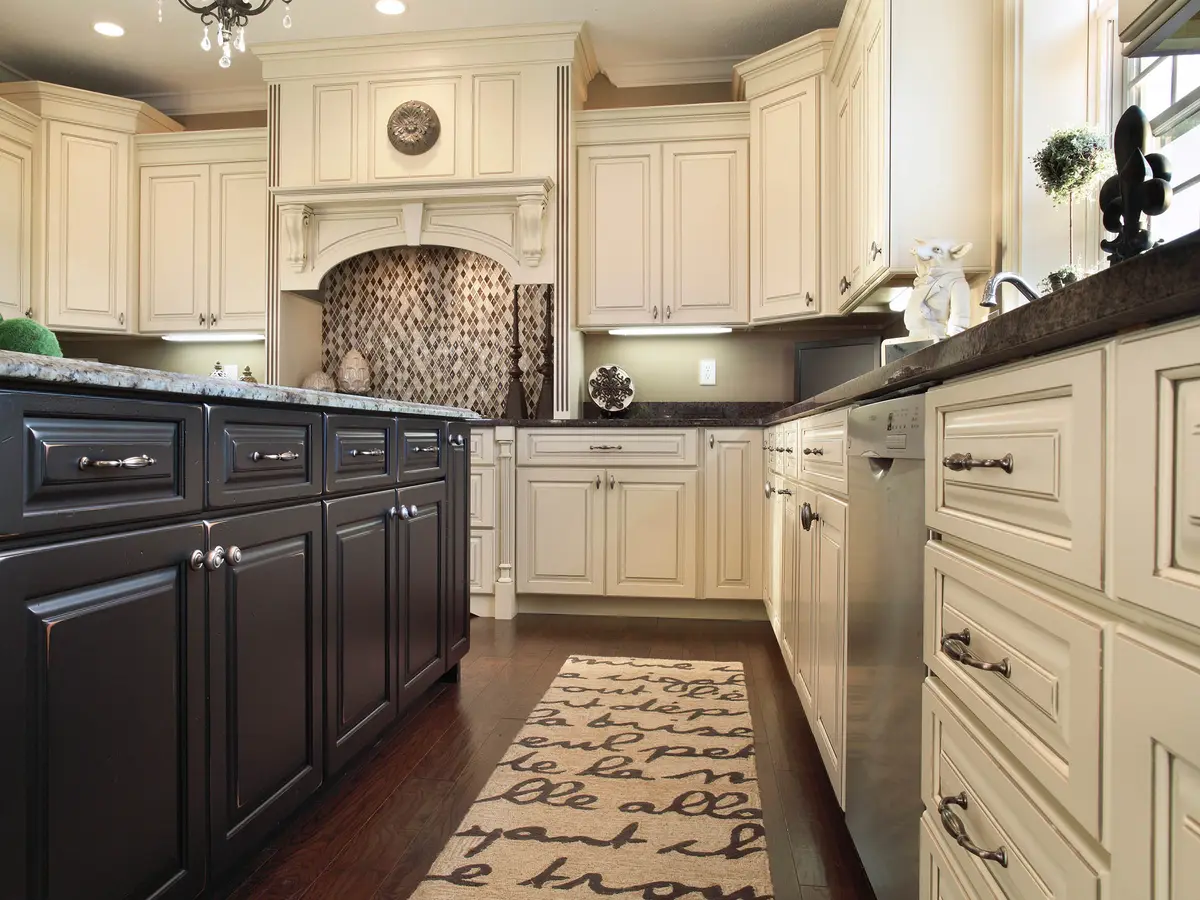 کابینت پلی اورتان نئوکلاسیک سفید و مشکی با دستگیره سرامیکی