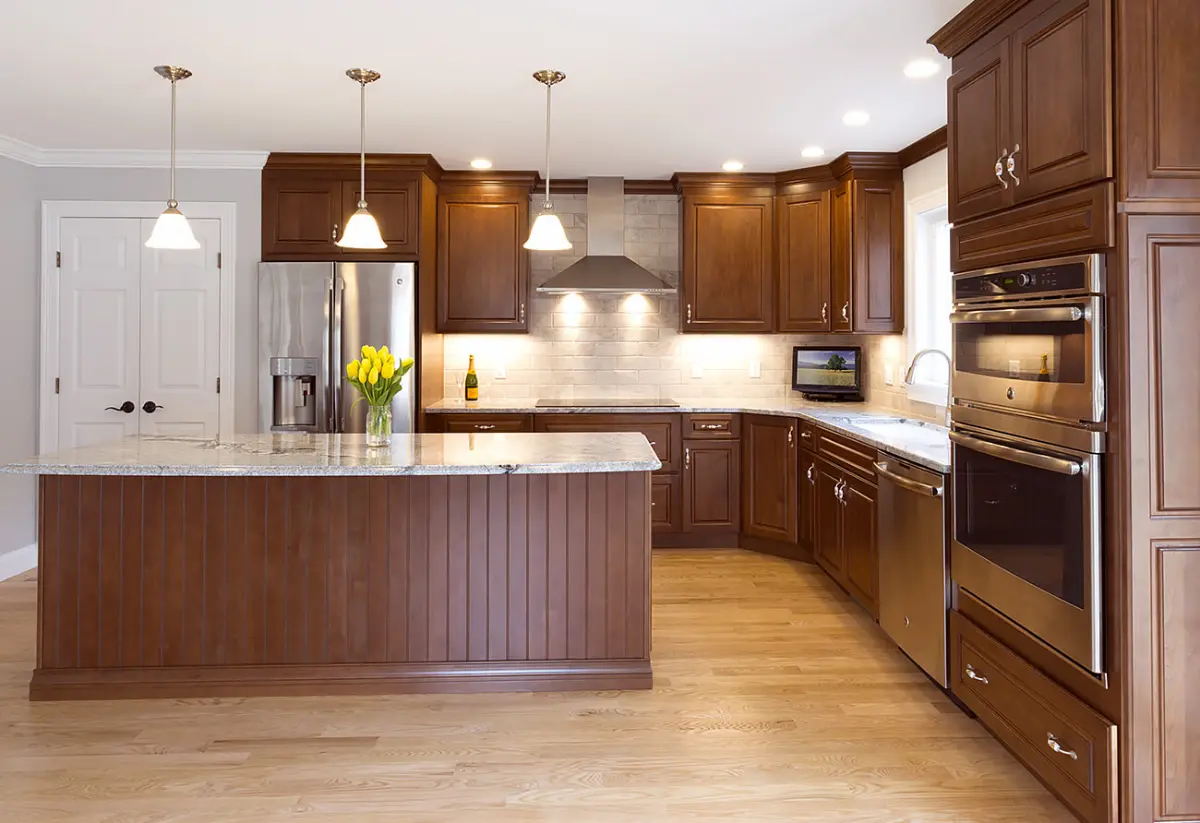 کابینت قهوهای تیره چوبی ساده با دستگیره های کلاسیک