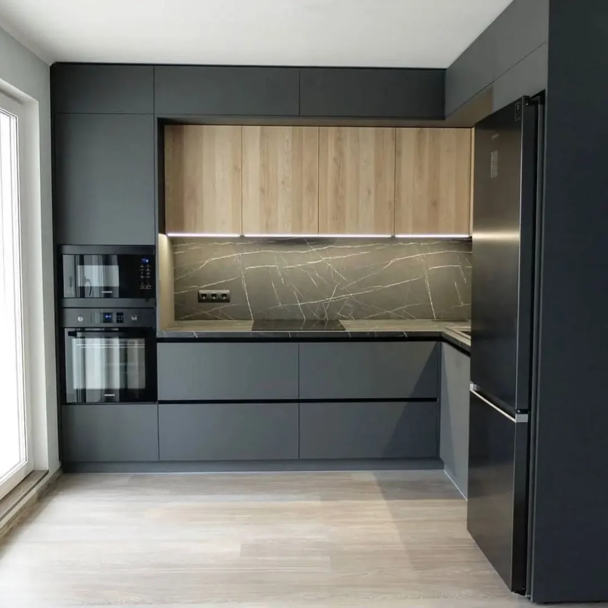 کابینت هایگلاس نوک مدادی مات و طرح چوبی با دستگیره های مگنتی