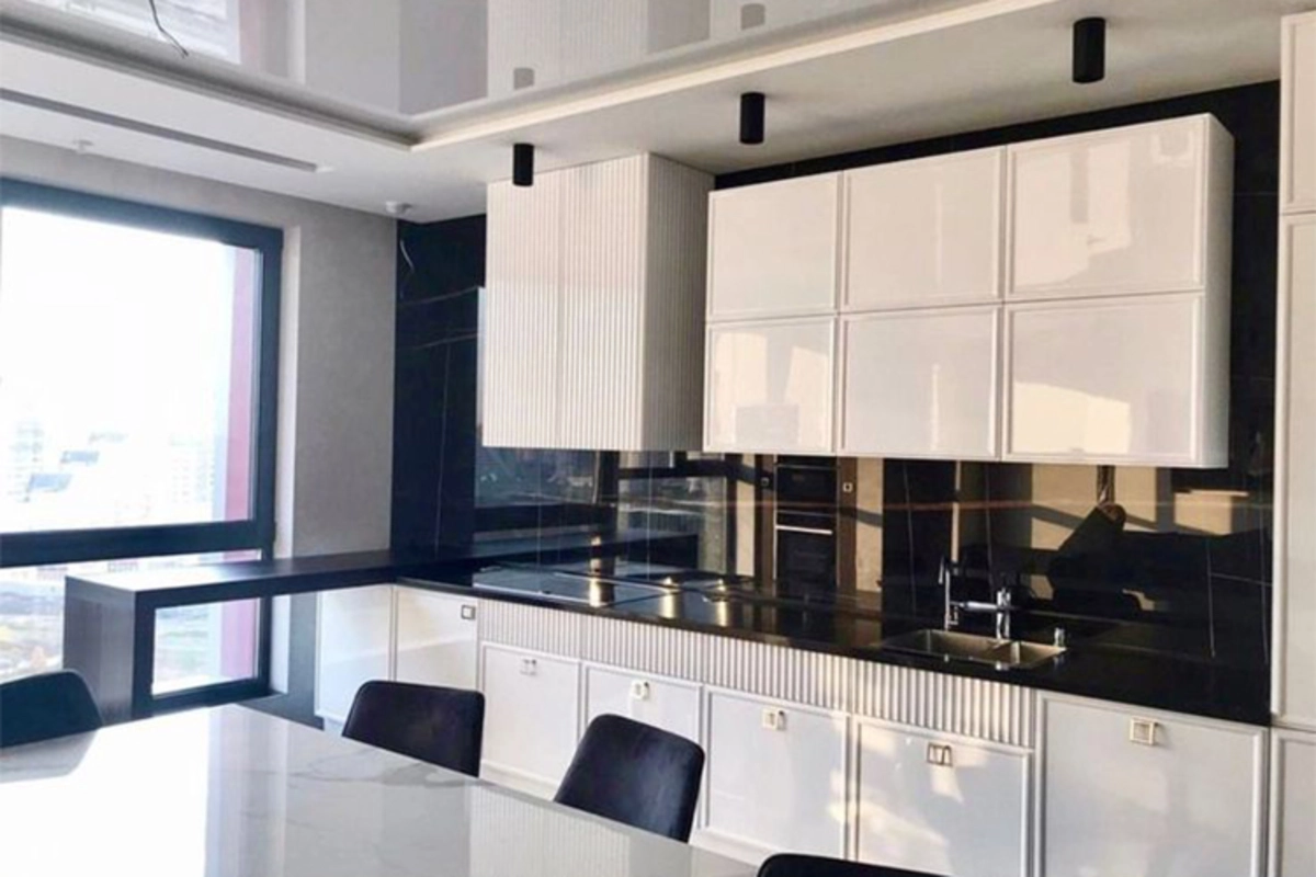 کابینت پولیش براق سفید رنگ در یک آشپزخانه نورگیر