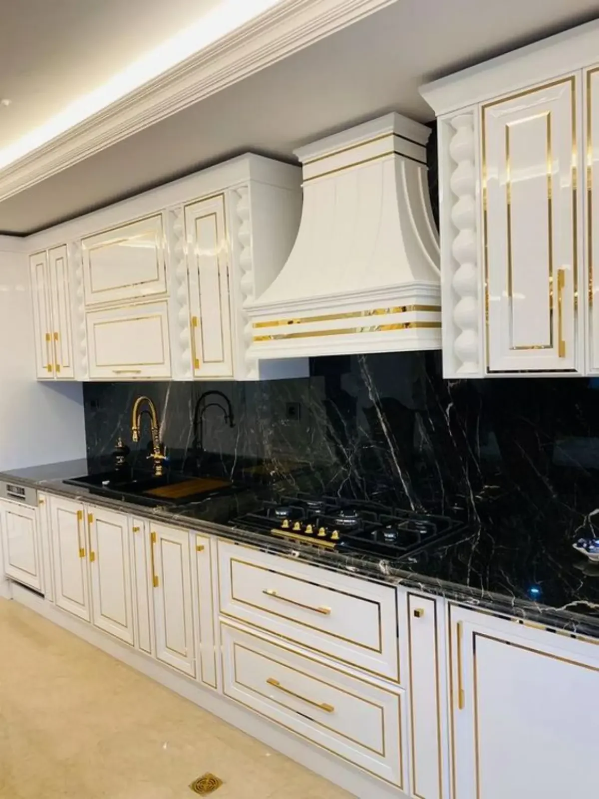 کابینت پولیشی سفید با دور کاری طلایی و دستگیره های طلایی ساده