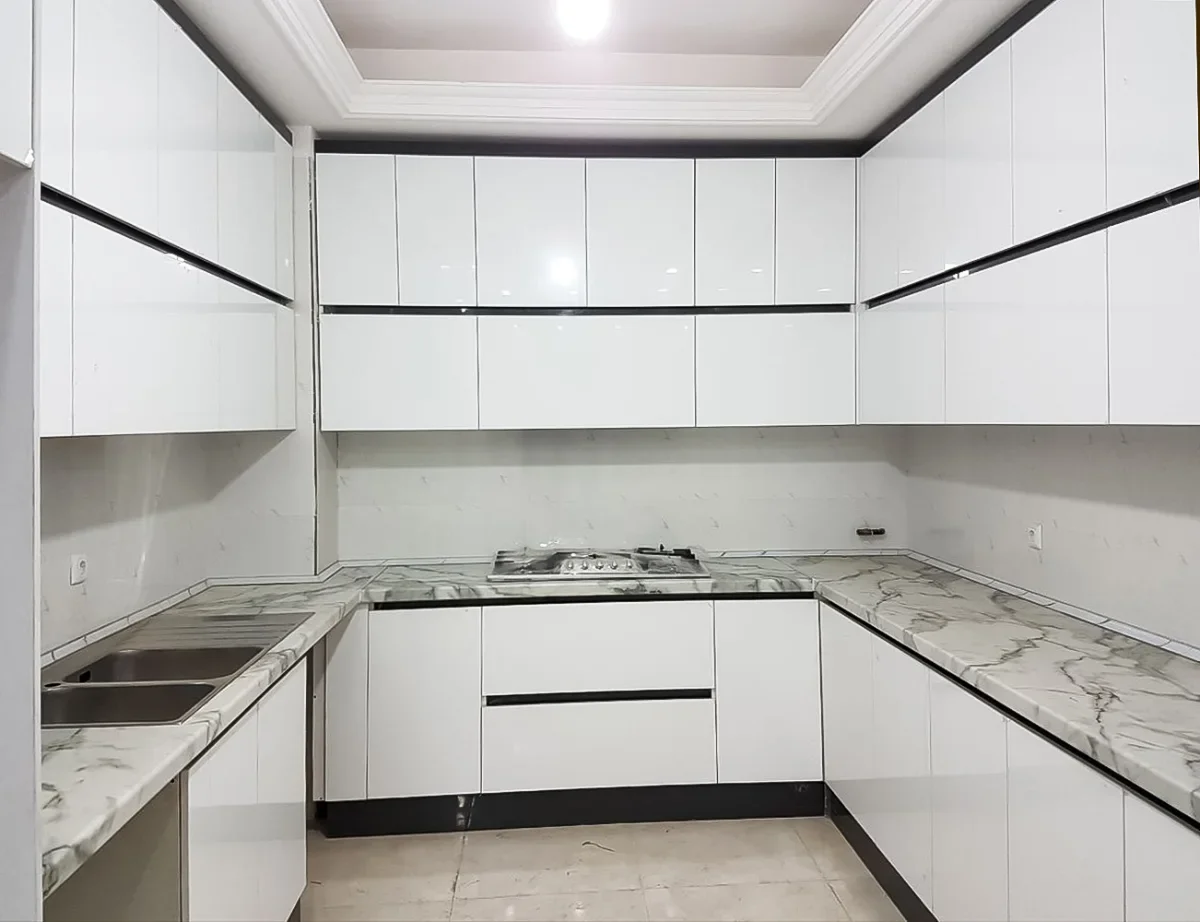 کابینت هایگلاس سفید و مشکی مات با دستگیره های مگنتی