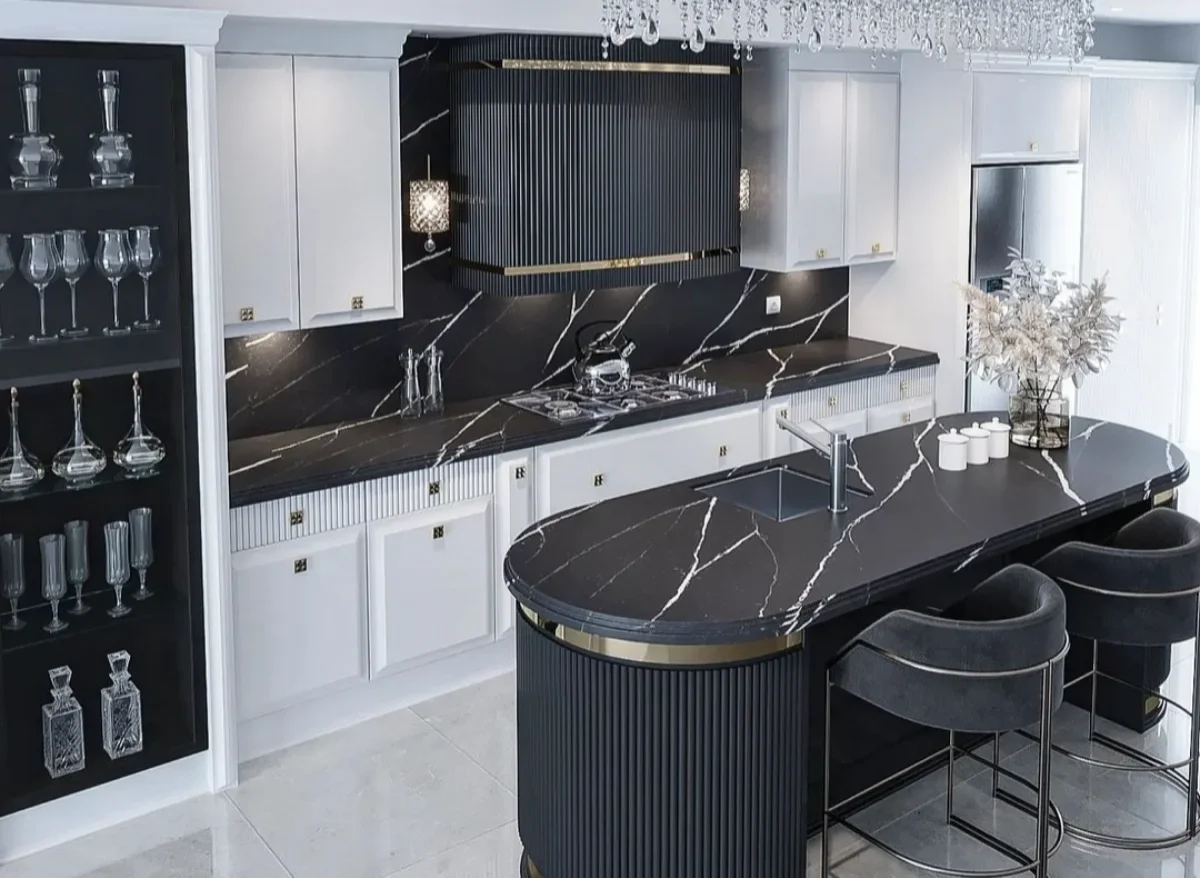 کابینت پولیشی سفید با جزیره مشکی و صفحه های مشکی سنگی