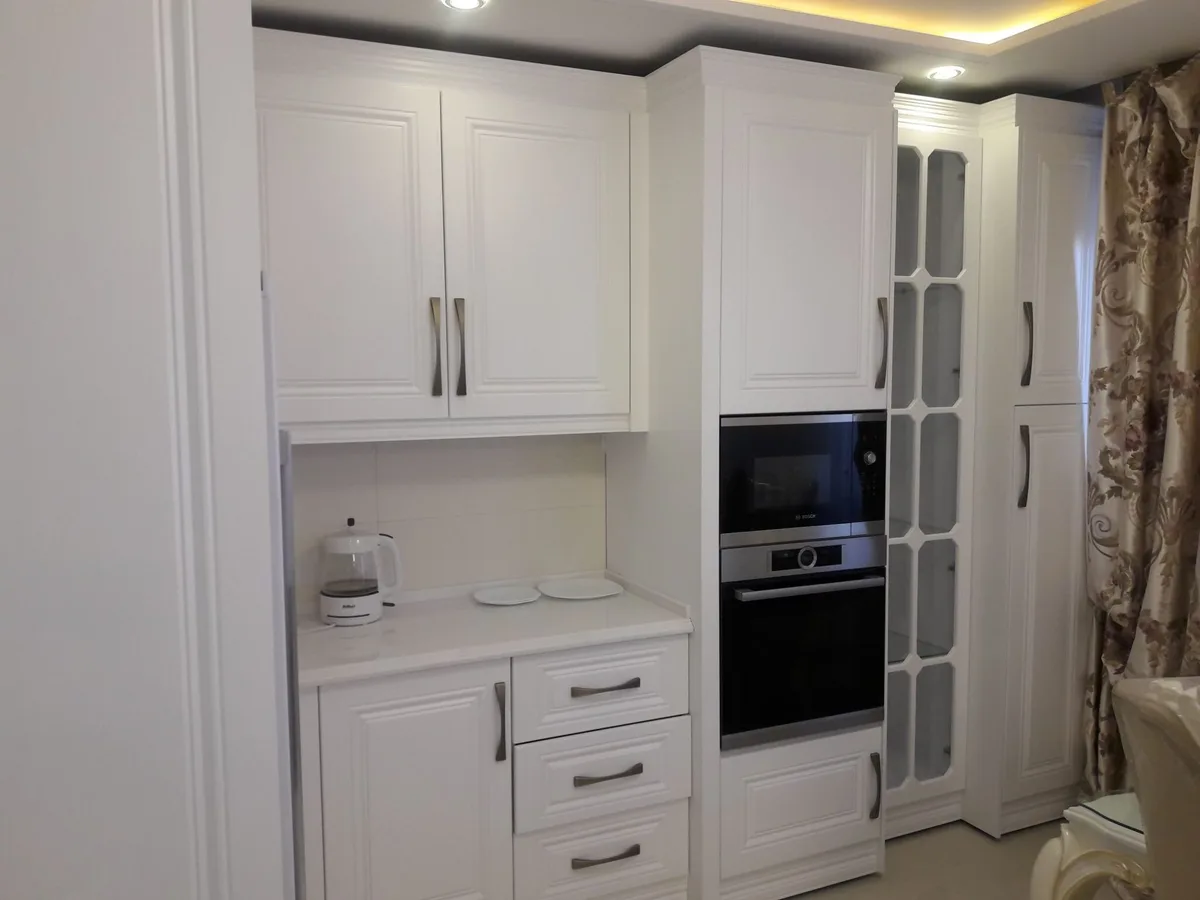 کابینت پلی اورتان نئوکلاسیک سفید با دستگیره استیل