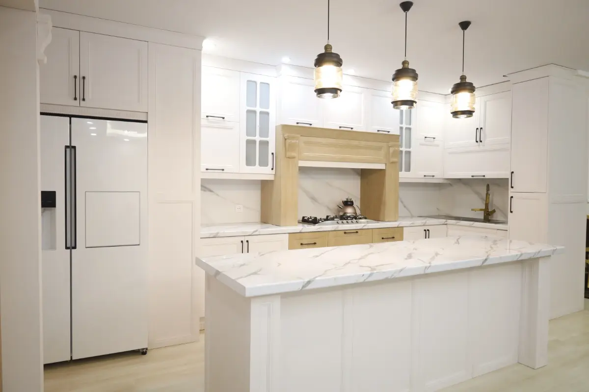 کابینت تمام سفید چوبی با کاورهود کلاسیک چوبی