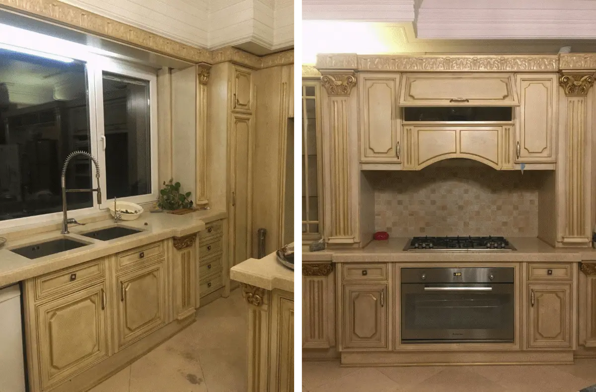 کابینت رومی چوبی با دستگیره های برنجی و تاج های منبت کاری شده