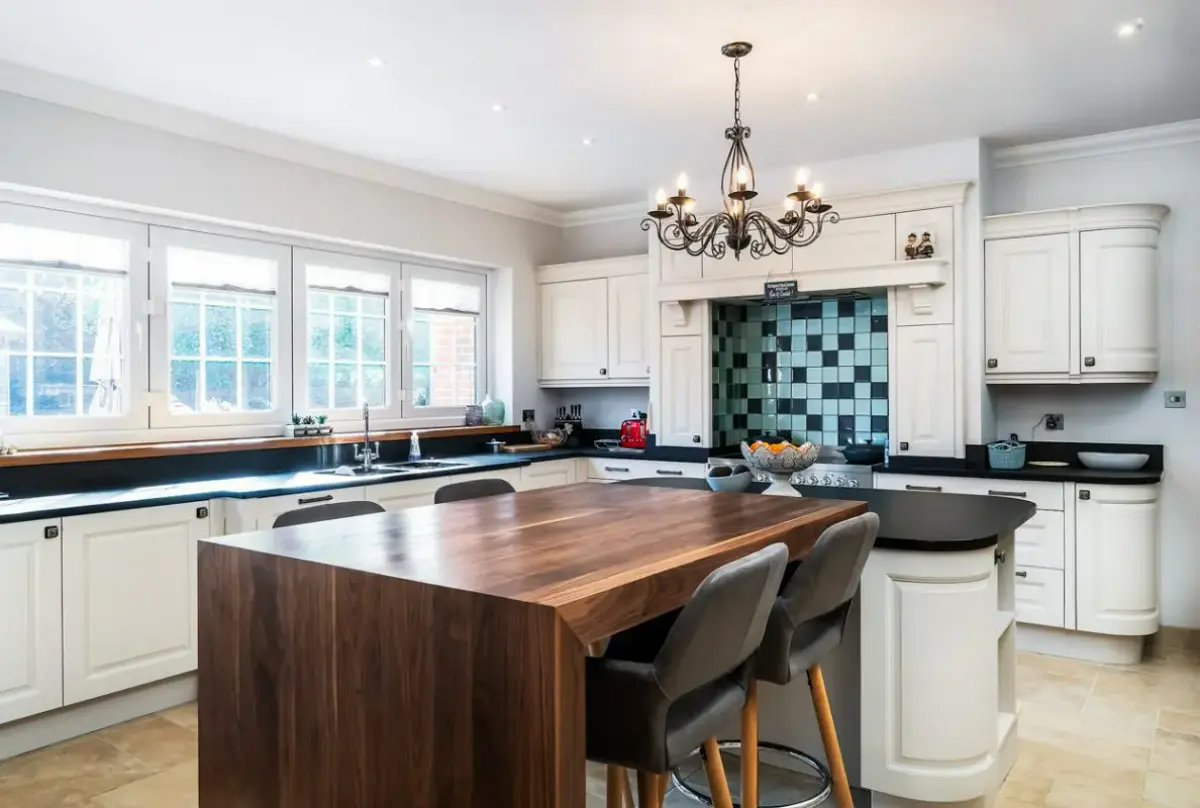 کابینت نئوکلاسیک چوبی سفید با جزیره چوبی قهوهای با خطوط منحنی