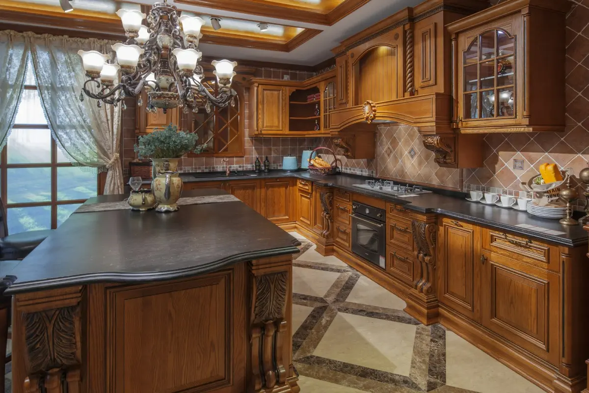 کابینت و جزیره تمام چوب کلاسیک قهوهای با دستگیره های برنجی و درب ویترینی