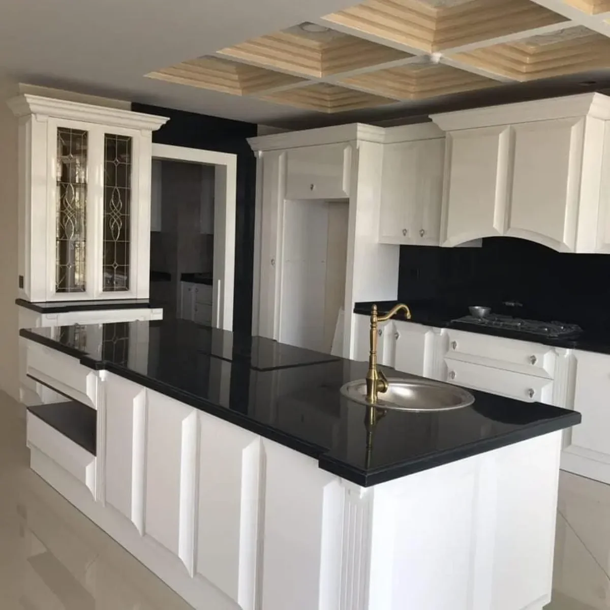 کابینت پولیشی کلاسیک سفید با دستگیره های ساده و کانتر سنگی